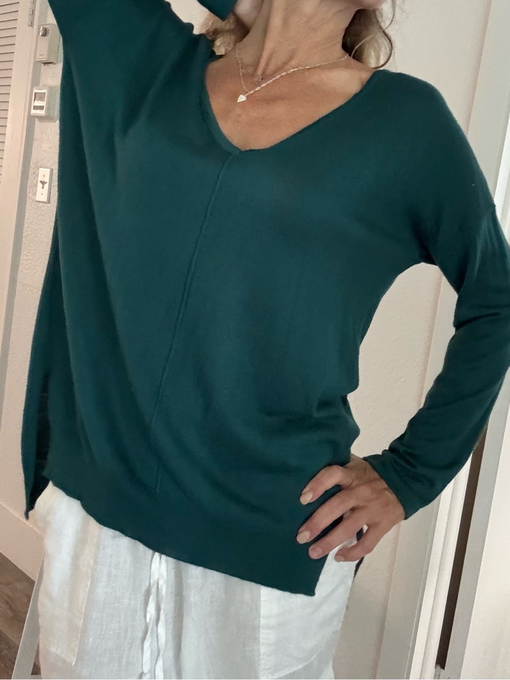 Cable & Gauge Women's V-Neck Sweater in Dark Green L